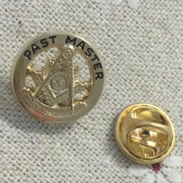 PAST MASTER Golden Masonic Lapel Pin - Bricks Masons